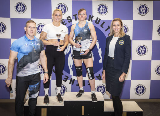 Naised kuldtase_Eduard.Iganus_